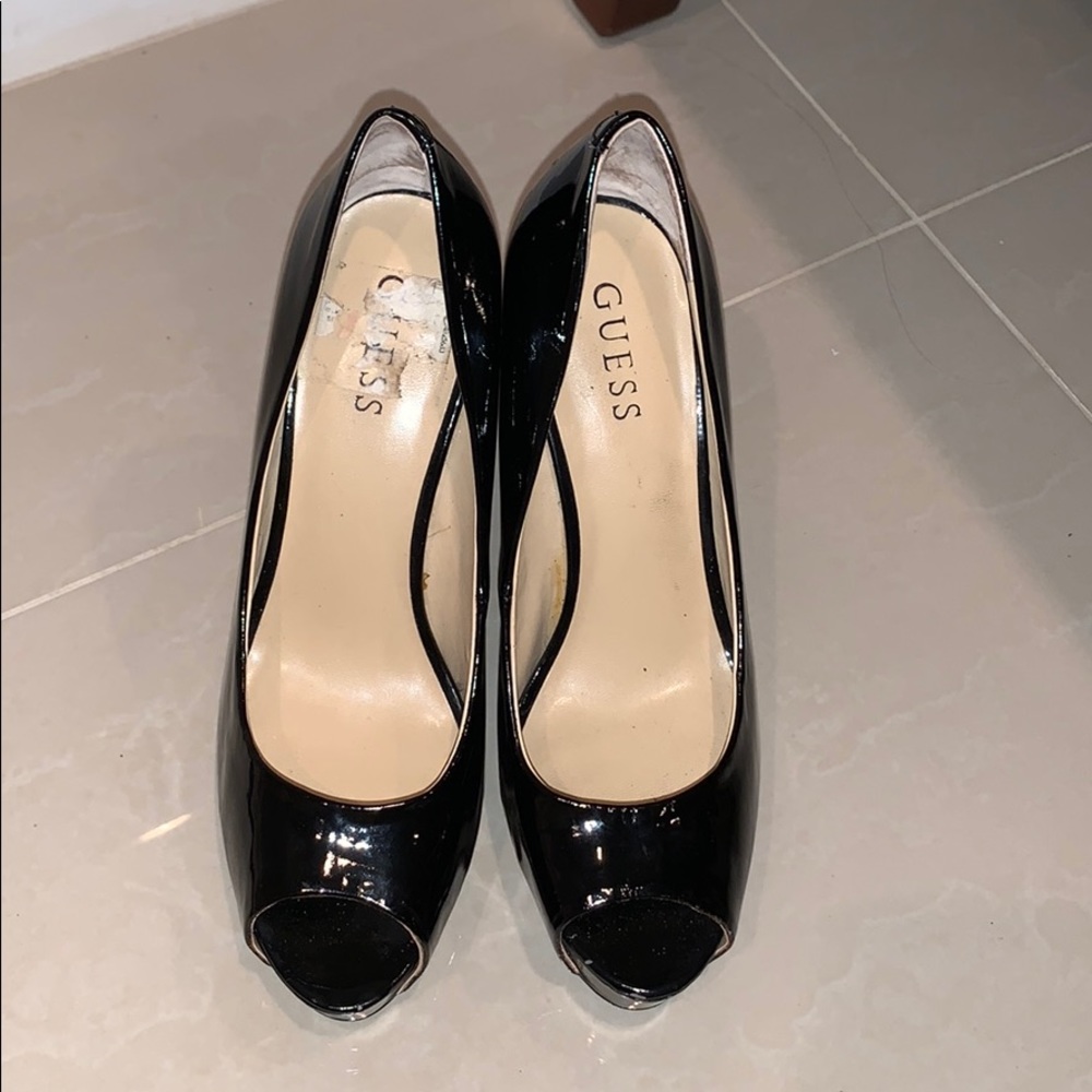 GUESS PEEP TOE PUMPS SZ 9 BLACK SHINY 4” HEELS